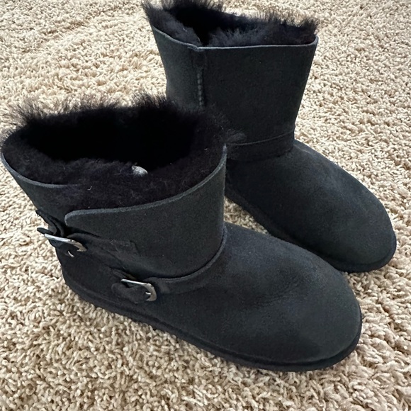 NWOT Kirkland kids, black sheepskin boots size 4 - Picture 3 of 4